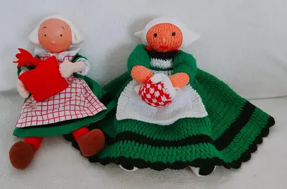 2 poupées Bécassine