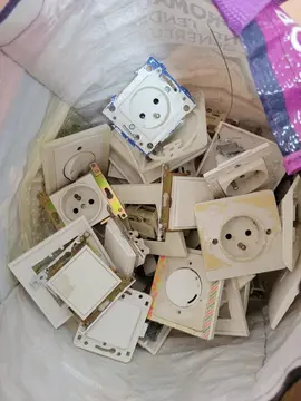 assortiment de prises électriques, interrupteurs, cache