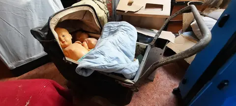 Landeau ancien et ses poupons