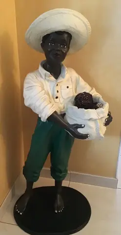 statue jeune garçon africain