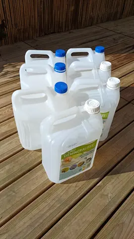 7 bidons plastique propre