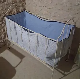 lit de bébé en fer forgé