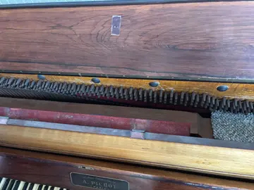 Piano droit ancien pour décoration et/ou réparation