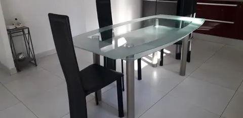 table en verre et 4 chaises