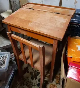 Bureau d'écolier ancien et sa chaise