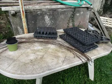 arceaux pour filet et godet pour semis