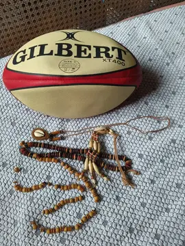 ballon de rugby et lot de colliers