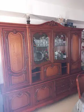 vitrine en bois merisier avec une table et rallonge et 5 chaises