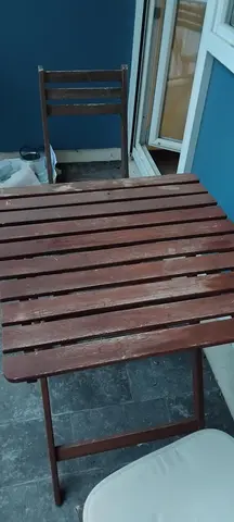 table et 2 chaises en bois brut à rénover