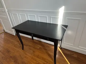 Belle table bois noir, le fond du tiroir est abime. A venir chercher d'urgence le 18/03/2026