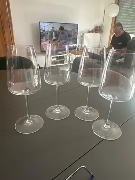 4 verres à vin.