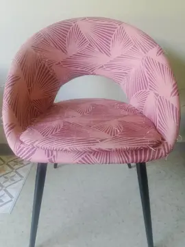 une chaise en tissu abîmée