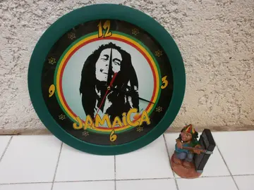 Pendule murale et figurine rastas