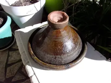Ancien plat avec son couvercle pour tagine en terre cuite Diamètre 25 cm Hauteur 20 cm