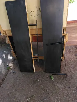 2 étagères IKEA Lack noires avec leur système de fixation