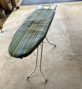Table à repasser. Juste housse à remplacer