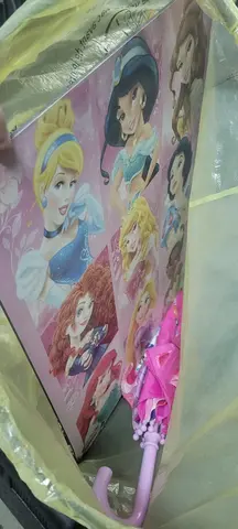 Sac contenant plein d'objets à accrocher enfants et petite fille