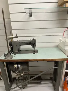 Machine à coudre industrielle avec table et pédale (type Singer)