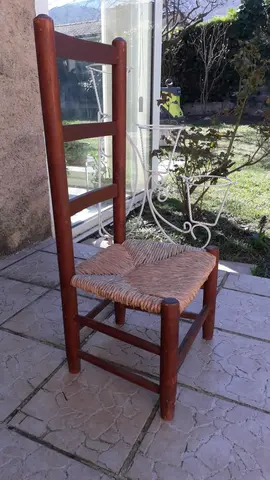 Chaise basse , paillage en très bon état