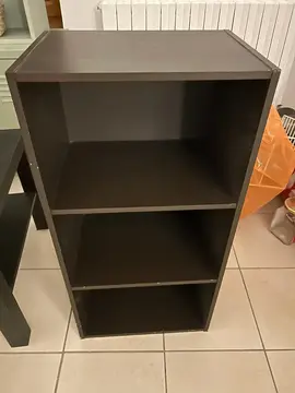 2 chaisses, une table basse, un meuble noir et un autre blanc