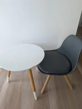 petite table et petite chaise