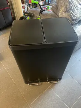 poubelle noire cassée
