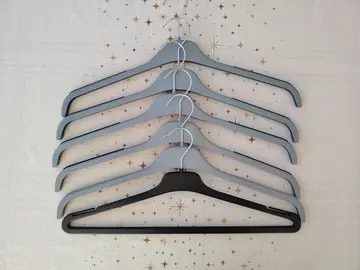 6 cintres en plastique