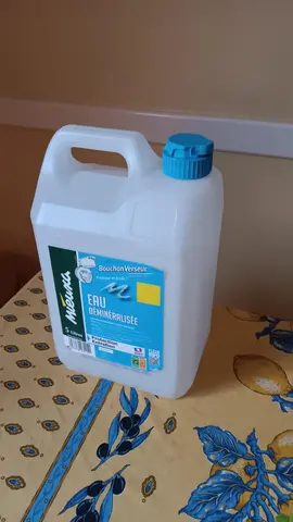 Bidon d'eau déminéralisée vide 5 litres n'ayant eu que cette eau