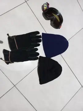 bonnets, gants, lunettes de skin