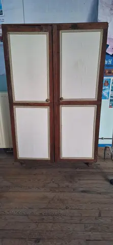 armoire en bois à rafraîchir ou pour stockage
