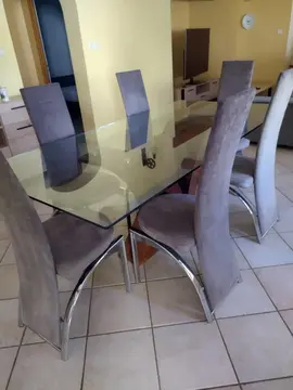 Table avec plateau en verre et 6 chaises