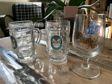 Verres à bière dépareillés