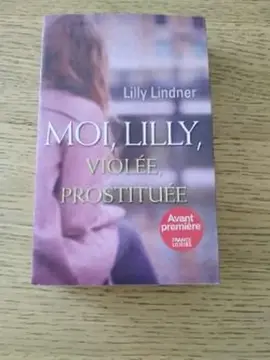 Lot: 2 petits cadres + 1 livre ( Moi, Lilly, violée, prostituée )