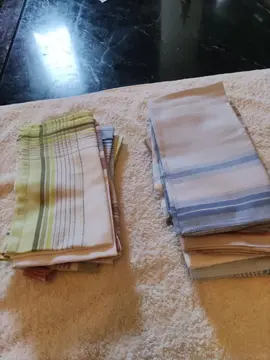 un lot de 17 mouchoirs en tissus.