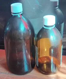2 bouteilles en verre brun, 1L et 1 demi litre