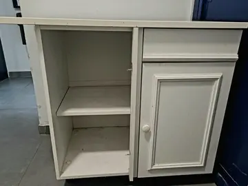 Meuble bas de cuisine. Largeur 80cm. le bois est en bon etat. il lui manque une porte.