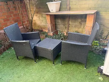 chaises et table basse d’extérieur