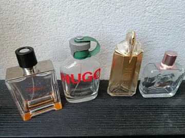 Flacons de parfum vides