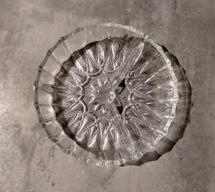 Plat en verre pour apéritif