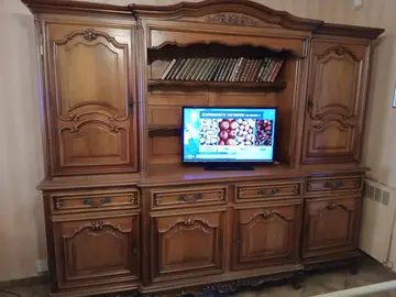 URGENT DONNE Très beau vaisselier en bois de qualité