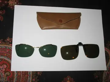 Lot de 2 clips pour faire lunettes de soleil et housse.