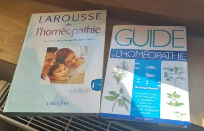 2 dictionnaires d'homéopathie et une boite de rangement Boiron