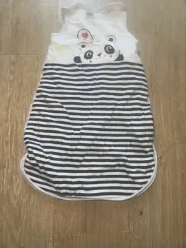 Gigoteuse et chapeau Bebe deux trois et le reste 8 a 9 mois