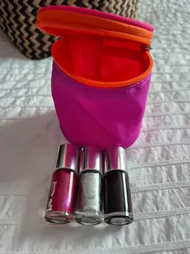 3 petits vernis à ongles et trousse