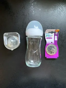 1 biberon en verre + 2 tétines neuves
