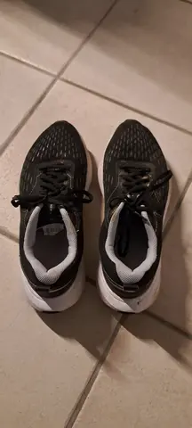 basket noires semelle blanche taille 43