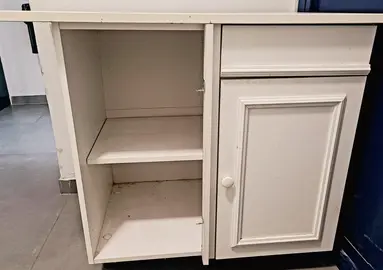 Meuble bas de cuisine. Largeur 80cm. le bois est en bon etat. il lui manque une porte.