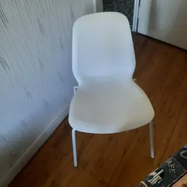 donne chaises (ikea) blanche pieds métal blanc