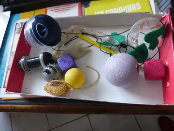 Jouets chats et boules à friandises