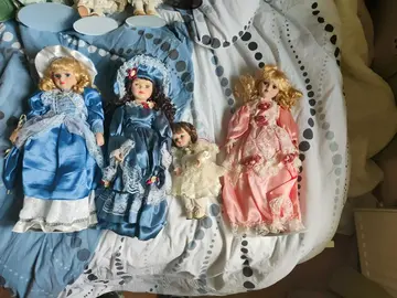 poupées en porcelaine